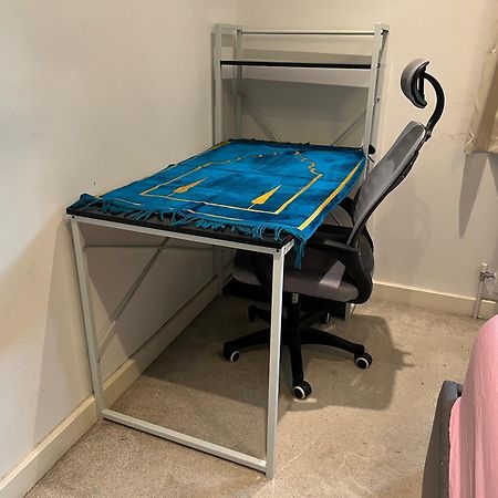 London Holiday Home Newly Refurbished - Entire 4 Bedroom Private House With Kitchen, Living Room & Private Garden - 1 Cape House London, Within 30 Mins From Central London, London Bridge & Canary Wharf Dış mekan fotoğraf