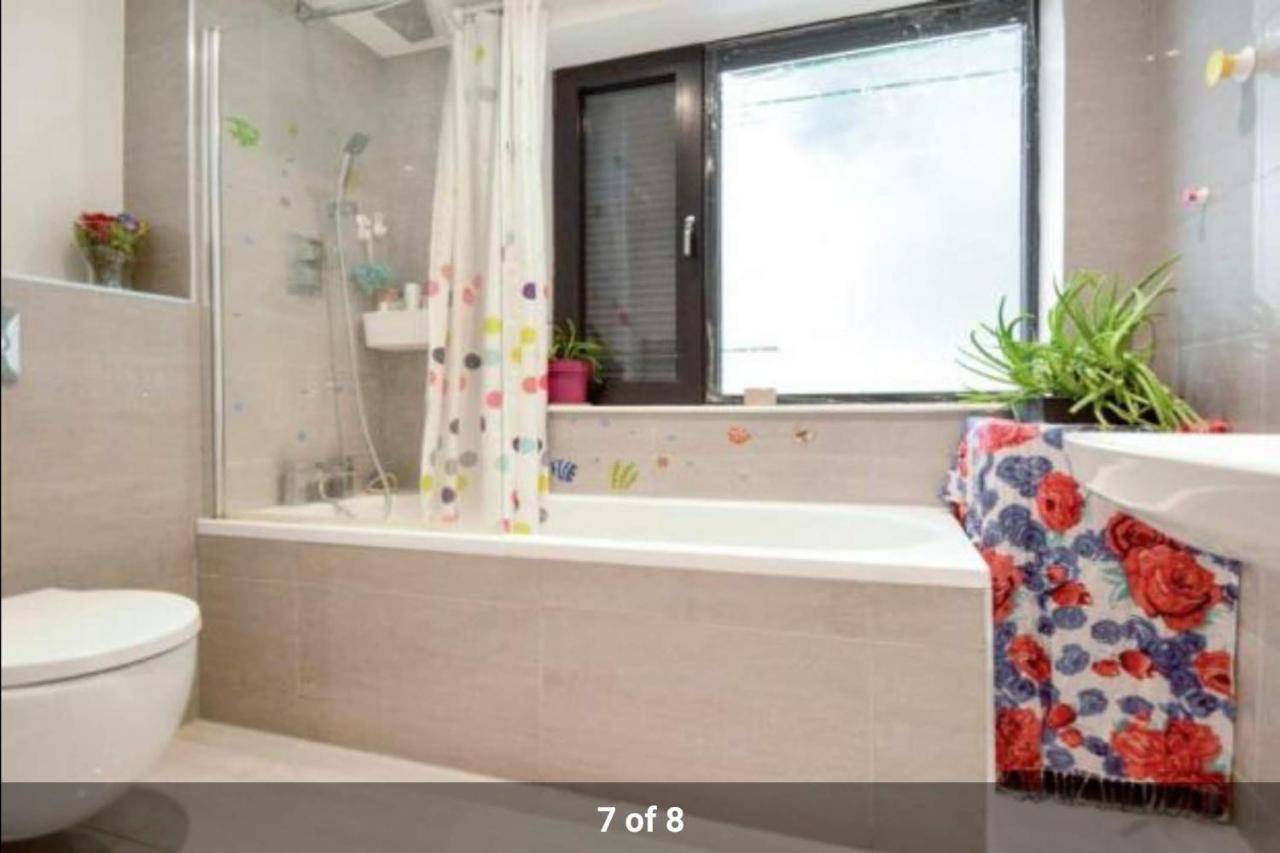 London Holiday Home Newly Refurbished - Entire 4 Bedroom Private House With Kitchen, Living Room & Private Garden - 1 Cape House London, Within 30 Mins From Central London, London Bridge & Canary Wharf Dış mekan fotoğraf