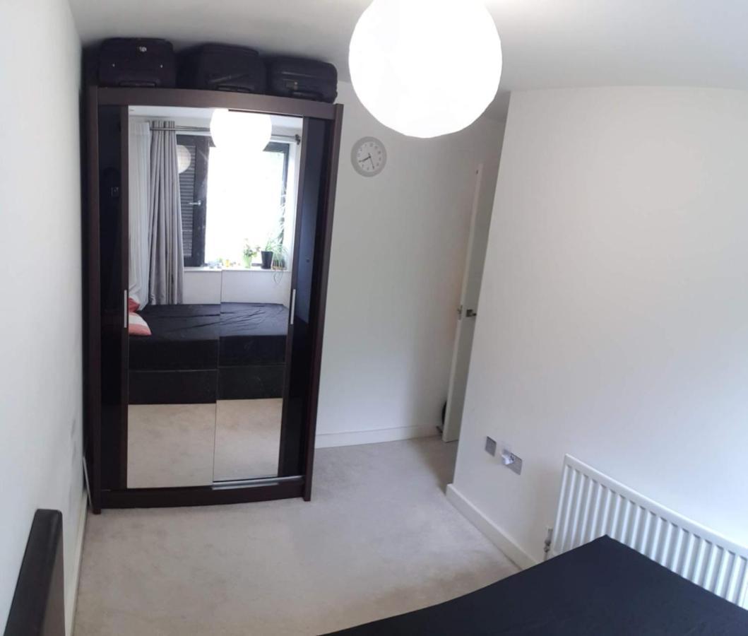 London Holiday Home Newly Refurbished - Entire 4 Bedroom Private House With Kitchen, Living Room & Private Garden - 1 Cape House London, Within 30 Mins From Central London, London Bridge & Canary Wharf Dış mekan fotoğraf