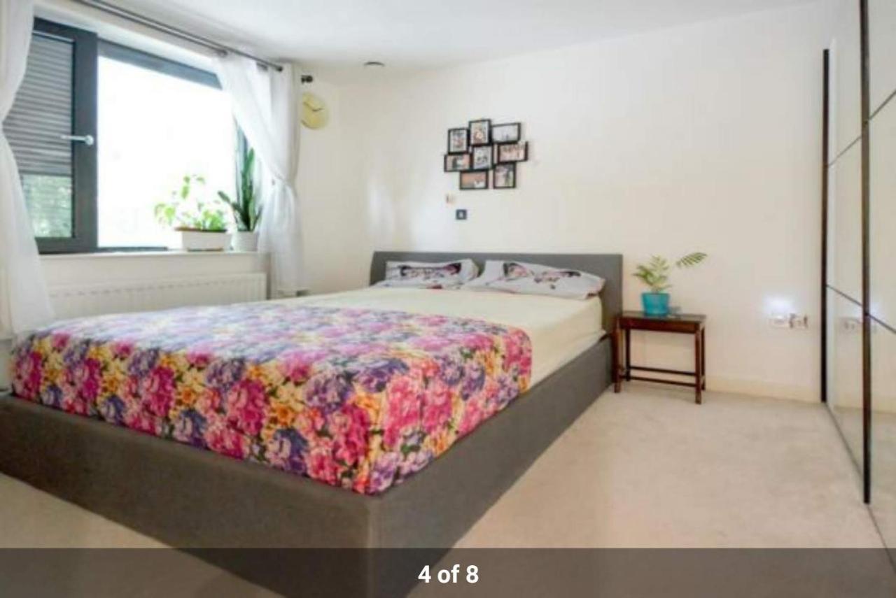 London Holiday Home Newly Refurbished - Entire 4 Bedroom Private House With Kitchen, Living Room & Private Garden - 1 Cape House London, Within 30 Mins From Central London, London Bridge & Canary Wharf Dış mekan fotoğraf
