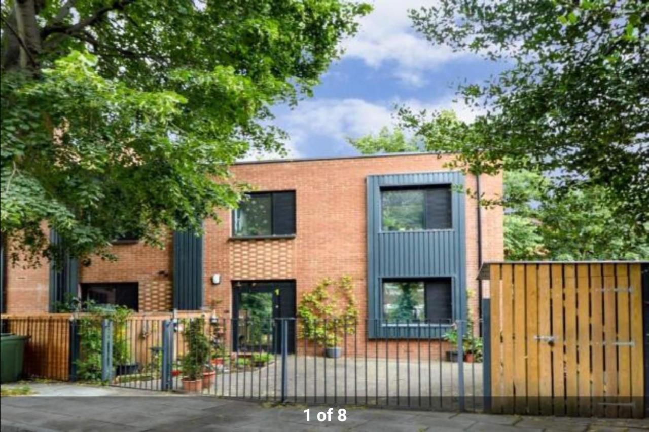 London Holiday Home Newly Refurbished - Entire 4 Bedroom Private House With Kitchen, Living Room & Private Garden - 1 Cape House London, Within 30 Mins From Central London, London Bridge & Canary Wharf Dış mekan fotoğraf