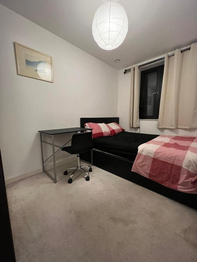 London Holiday Home Newly Refurbished - Entire 4 Bedroom Private House With Kitchen, Living Room & Private Garden - 1 Cape House London, Within 30 Mins From Central London, London Bridge & Canary Wharf Dış mekan fotoğraf