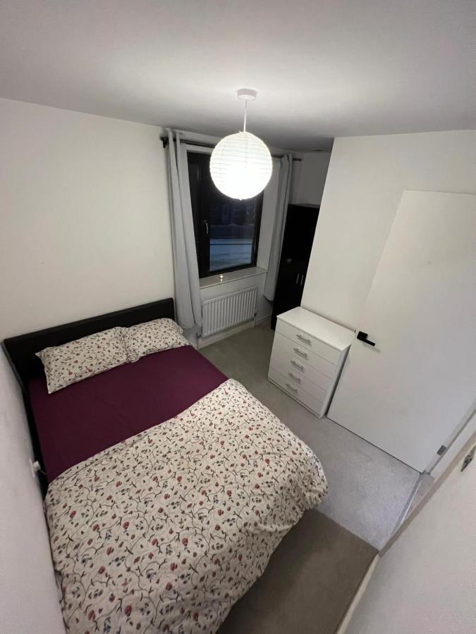 London Holiday Home Newly Refurbished - Entire 4 Bedroom Private House With Kitchen, Living Room & Private Garden - 1 Cape House London, Within 30 Mins From Central London, London Bridge & Canary Wharf Dış mekan fotoğraf
