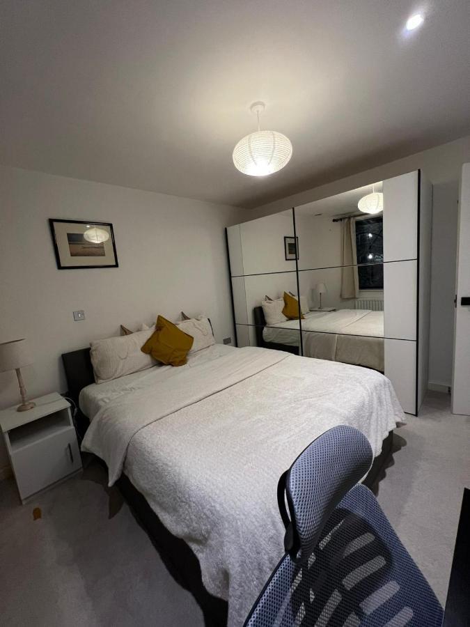 London Holiday Home Newly Refurbished - Entire 4 Bedroom Private House With Kitchen, Living Room & Private Garden - 1 Cape House London, Within 30 Mins From Central London, London Bridge & Canary Wharf Dış mekan fotoğraf