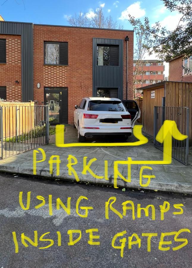 London Holiday Home Newly Refurbished - Entire 4 Bedroom Private House With Kitchen, Living Room & Private Garden - 1 Cape House London, Within 30 Mins From Central London, London Bridge & Canary Wharf Dış mekan fotoğraf
