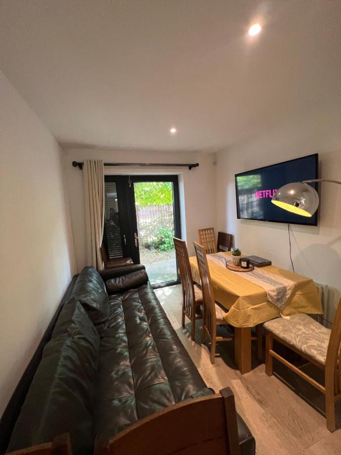 London Holiday Home Newly Refurbished - Entire 4 Bedroom Private House With Kitchen, Living Room & Private Garden - 1 Cape House London, Within 30 Mins From Central London, London Bridge & Canary Wharf Dış mekan fotoğraf